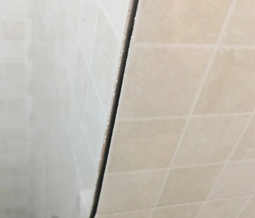 互助瓷砖空鼓维修公司分享阳台瓷砖脱落的修复过程可以分为以下几个步骤