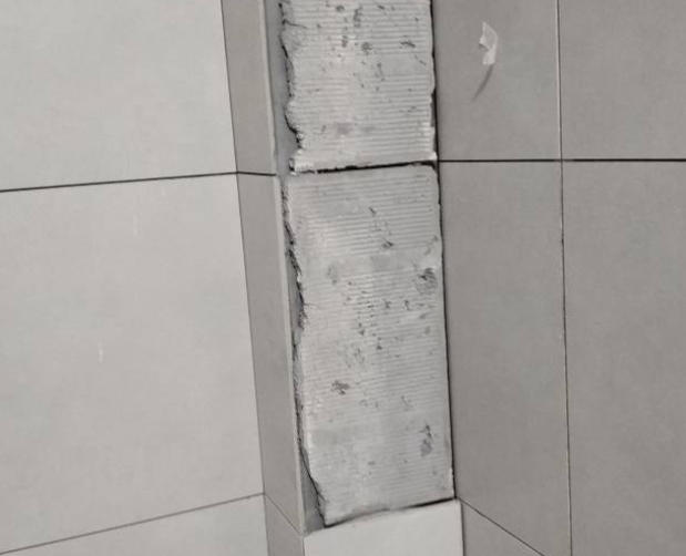 互助瓷砖空鼓维修公司分享下瓷砖施工前基层浇水润湿程度不足，可能导致以下问题